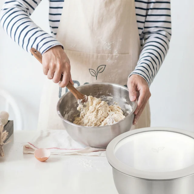 Our mixing bowls aren’t just for baking—they’re the kind of kitchen essential you’ll use every single day. 🥣✨

Whether you’re whisking pancake batter, tossing a fresh salad, prepping dinner, or storing leftovers, this set has you covered.

Why you’ll love them:
🤍 Premium stainless steel that’s built to last
🤍 Non-slip FDA-approved silicone bases for extra stability
🤍 Glass lids with FDA-approved silicone rims
🤍 Internal measurement markings for easy mixing
🤍 Three versatile sizes: 1.5L, 2.5L & 4.5L
🤍 Plastic-free and designed to look as good on your table as they do in your kitchen.

One set. Endless uses.

Which size do you think you’d reach for most? 👇

#MicrogardenSA #MixingBowls #KitchenEssentials #PlasticFreeLiving