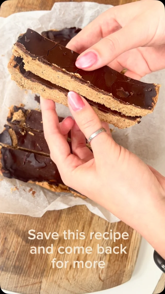 ✨ Our weekly meal prep staple! ✨

These Peanut Butter Protein Bars are so easy to make, naturally lower in sugar, and perfect for when you’re craving something sweet without the sugar crash.
We make a batch every week so there’s always a delicious, protein-packed snack ready to grab. 🙌

🥜 Peanut Butter Protein Bars
Ingredients: • 1 cup vanilla protein powder • 1 cup almond flour • ½ cup natural peanut butter • 2–3 tbsp maple syrup • Pinch of sea salt • 100g dark chocolate, melted (for the topping)

Method:
	1.	In a bowl, mix the protein powder, almond flour, and sea salt.
	2.	Add the peanut butter and maple syrup, then stir until a firm dough forms.
	3.	Press the mixture into a lined loaf tin or small baking dish.
	4.	Pour over the melted dark chocolate and spread evenly.
	5.	Refrigerate until set, then slice into bars and enjoy!

Easy, delicious, and perfect for keeping sweet cravings in check. 🤎

💾 Save this recipe for later and follow along for more simple, wholesome recipes!

#ProteinBars #HealthySnack #MealPrep #LowSugar #RefinedSugarFree