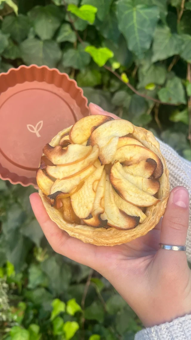 🍎✨ These beautiful French Apple Tarts are much easier to make than they look!

All you need:
• 1 roll puff pastry
• 🍏 Apples
• 🧈 Butter
• 🤎 Treacle sugar
• 💚 Microgarden FDA-approved silicone pie moulds

Simply dice the apples, cook them gently in butter with a sprinkle of treacle sugar until soft and caramelised. Roll out your puff pastry, use your Microgarden pie moulds as a guide, and press the pastry into each mould. Spoon in the apple filling, then finish with thin slices of fresh apple arranged into a pretty pattern.

Bake for around 15 minutes until the pastry is golden and crisp… and that’s it! Fresh, buttery, flaky French Apple Tarts that look as good as they taste. ✨

Our flexible, FDA-approved silicone pie moulds make baking and releasing your tarts effortless, so you can spend less time fussing and more time enjoying every bite.

Who are you sharing these with? 🥧🍎

#MicrogardenSA #AppleTarts #FrenchAppleTarts #HomeBaking #BakeFromScratch